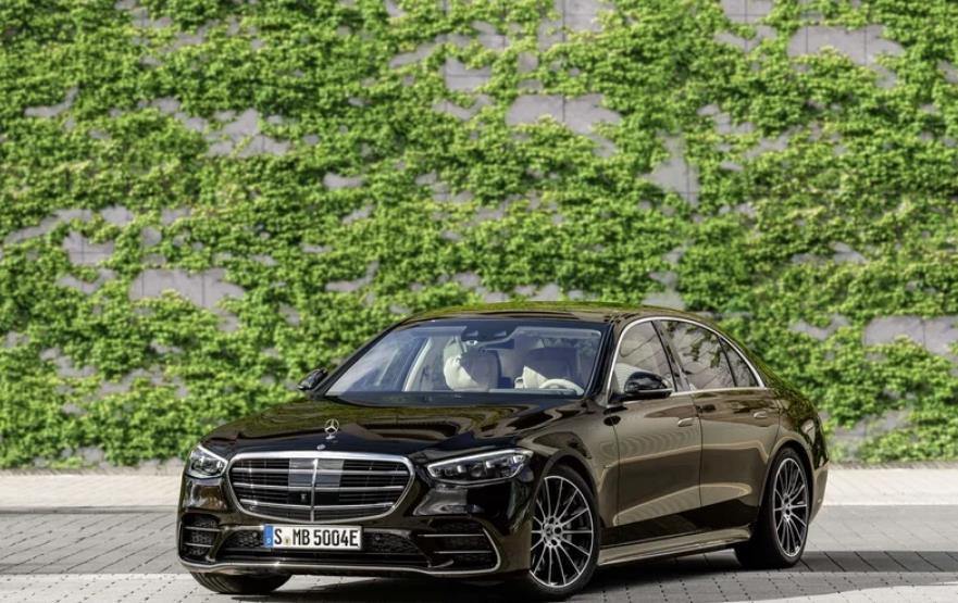 作为换代车型,新车采用奔驰家族最新式的设计