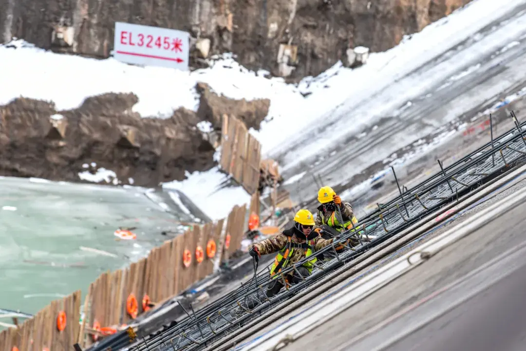 玛尔挡水电站雪域雄鹰振翅飞