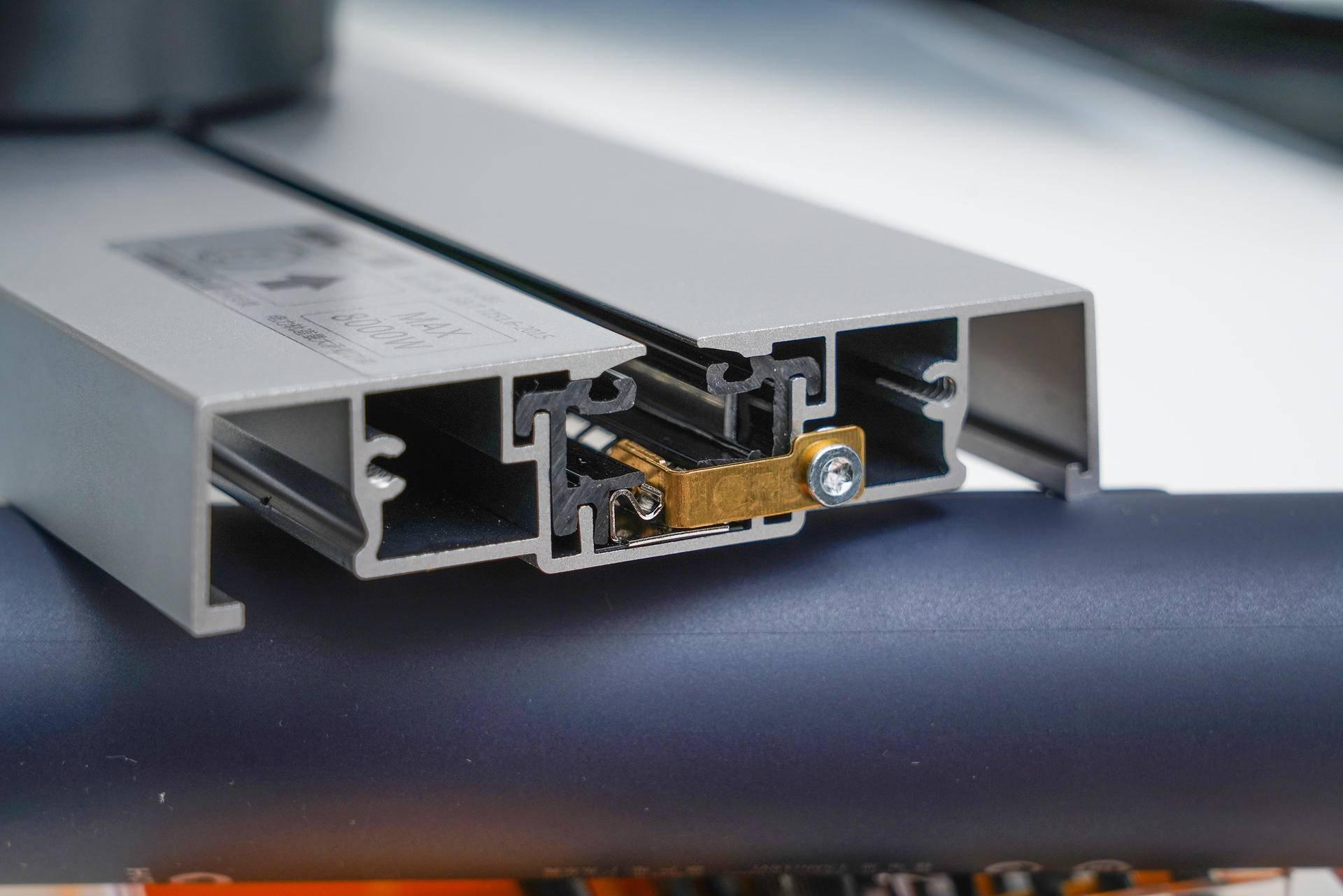 突然流行的轨道插座怎么买工科男硬核拆解横评6款轨道插座西门子公牛