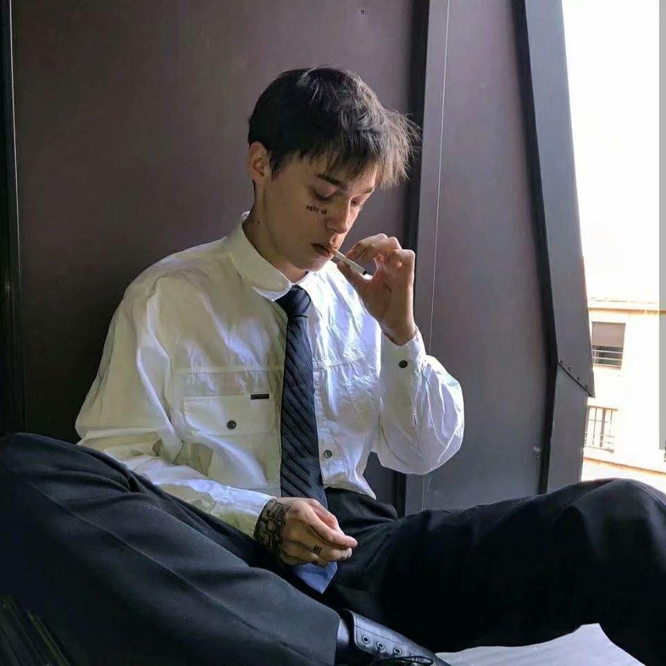 有没有偏成熟沉稳一些的欧美风男生头像