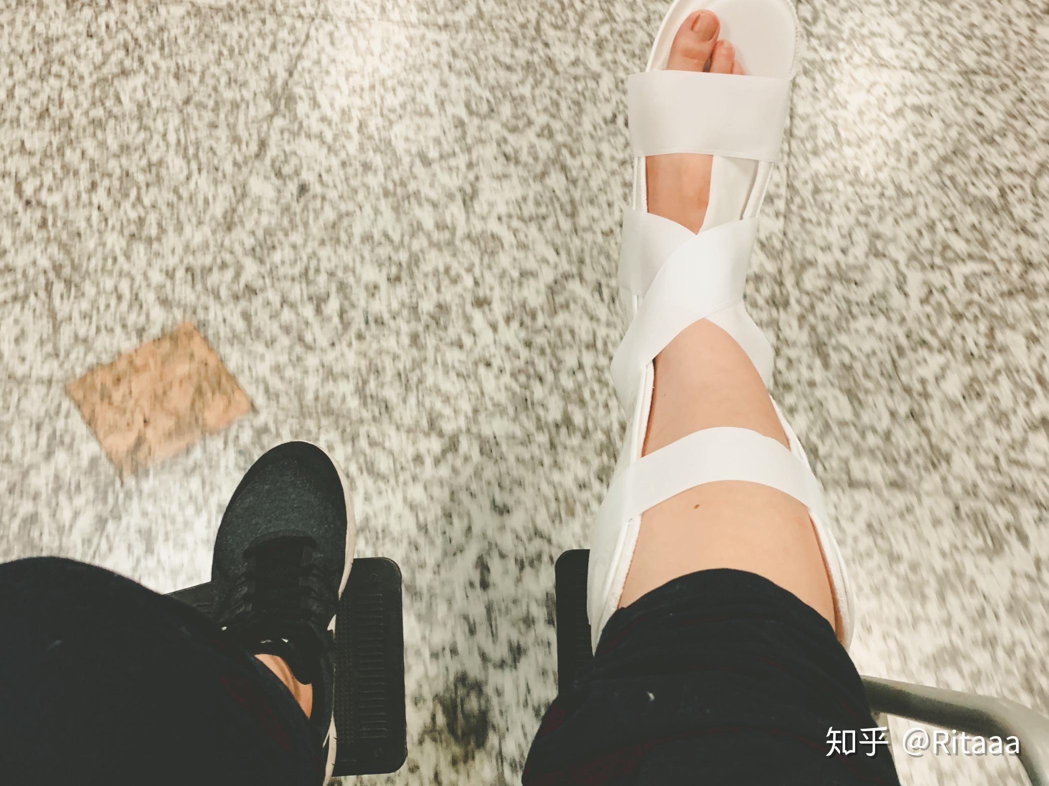 受伤-运动中女性膝盖受伤。照片摄影图片_ID:168942899-Veer图库
