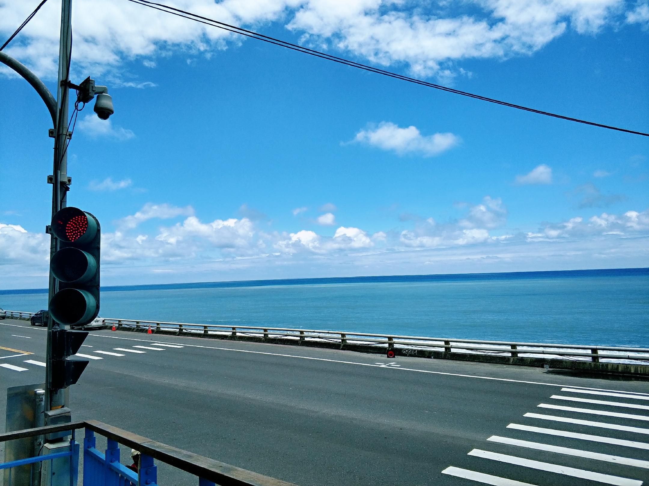 在台东段的环岛公路上,途经台湾主岛的最东边,w形海湾的视觉冲击非常