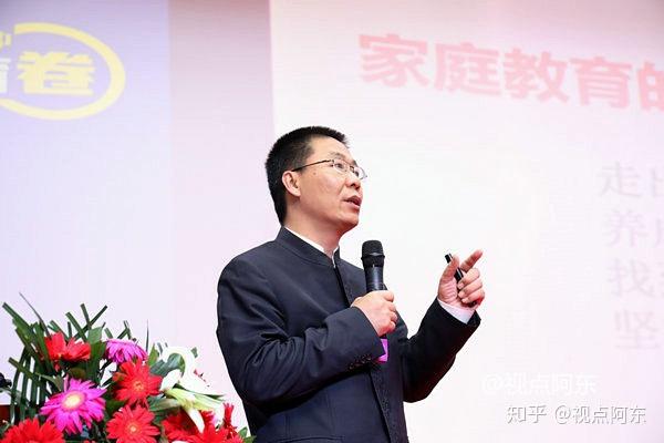 未央区教育局局长程军安为田玉等10位首批家长大学特聘专家颁发聘书