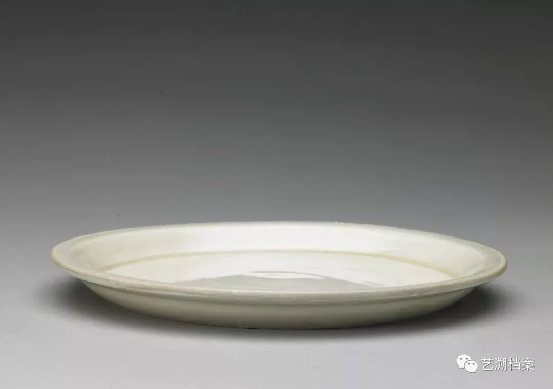 宋 定窑白釉描金折沿盘