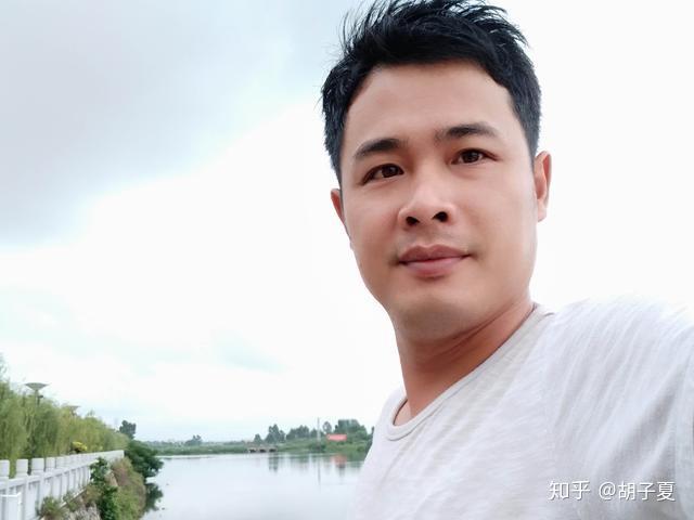 自拍,都会喜欢看看妹子啥的,今天笔者跟你们说,没有妹子,只有中年大叔