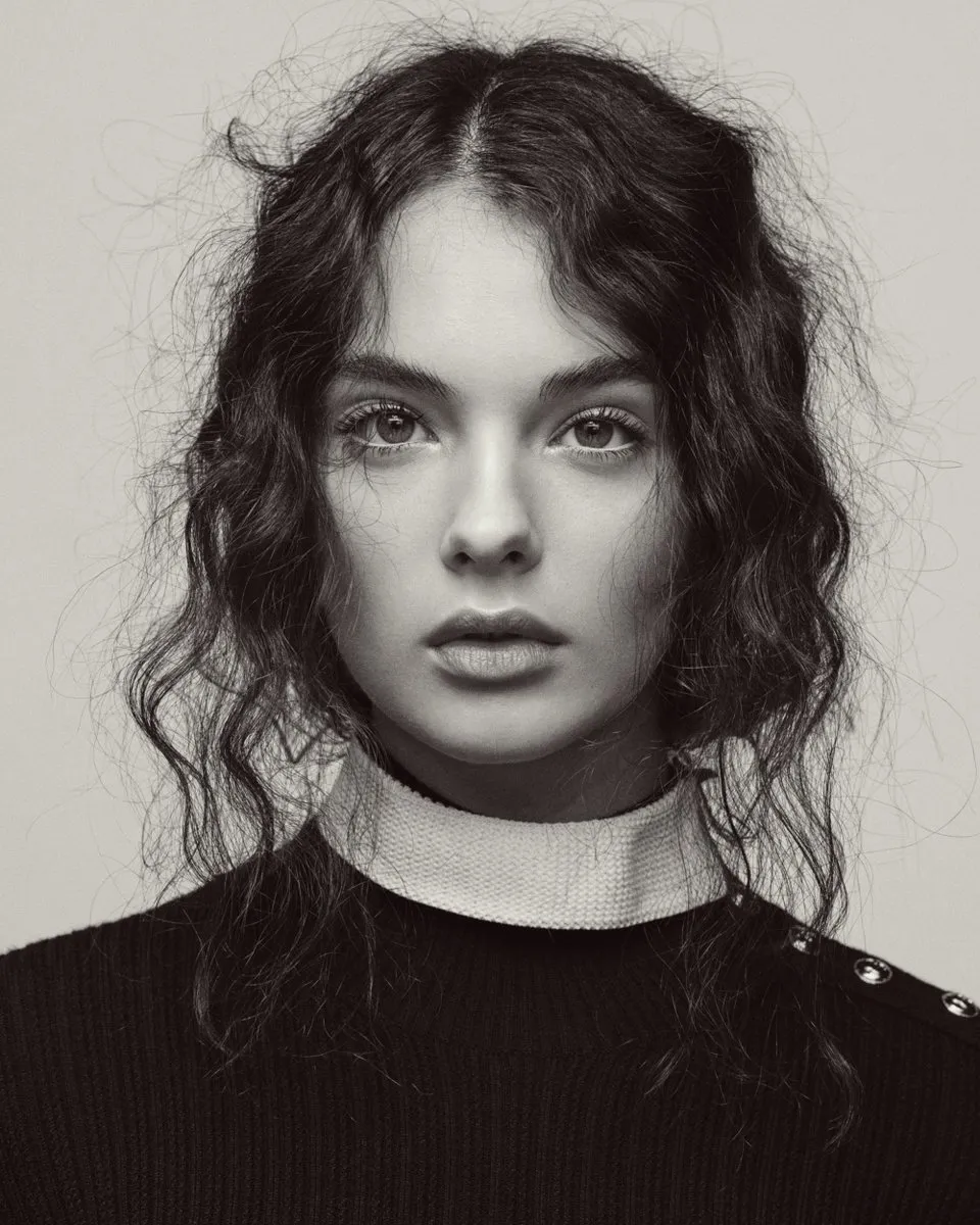 黑白色调再搭配上深邃的眉眼,戴娃仿佛是从电影里走出来的复古风少女