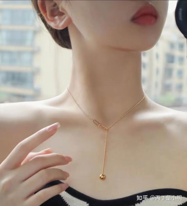 肤色暗沉发黄,特别是脖子与脸对比更显黑黄,该怎么美白?