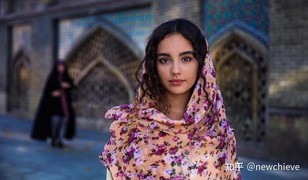 根据上一次人口普查,希腊的人口组成是55%的女性和45%的男性.