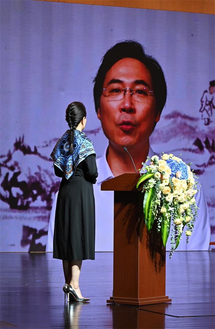 在论坛上作曲家,中国音乐学院院长,博士生导师王黎光率先抛出中国声乐
