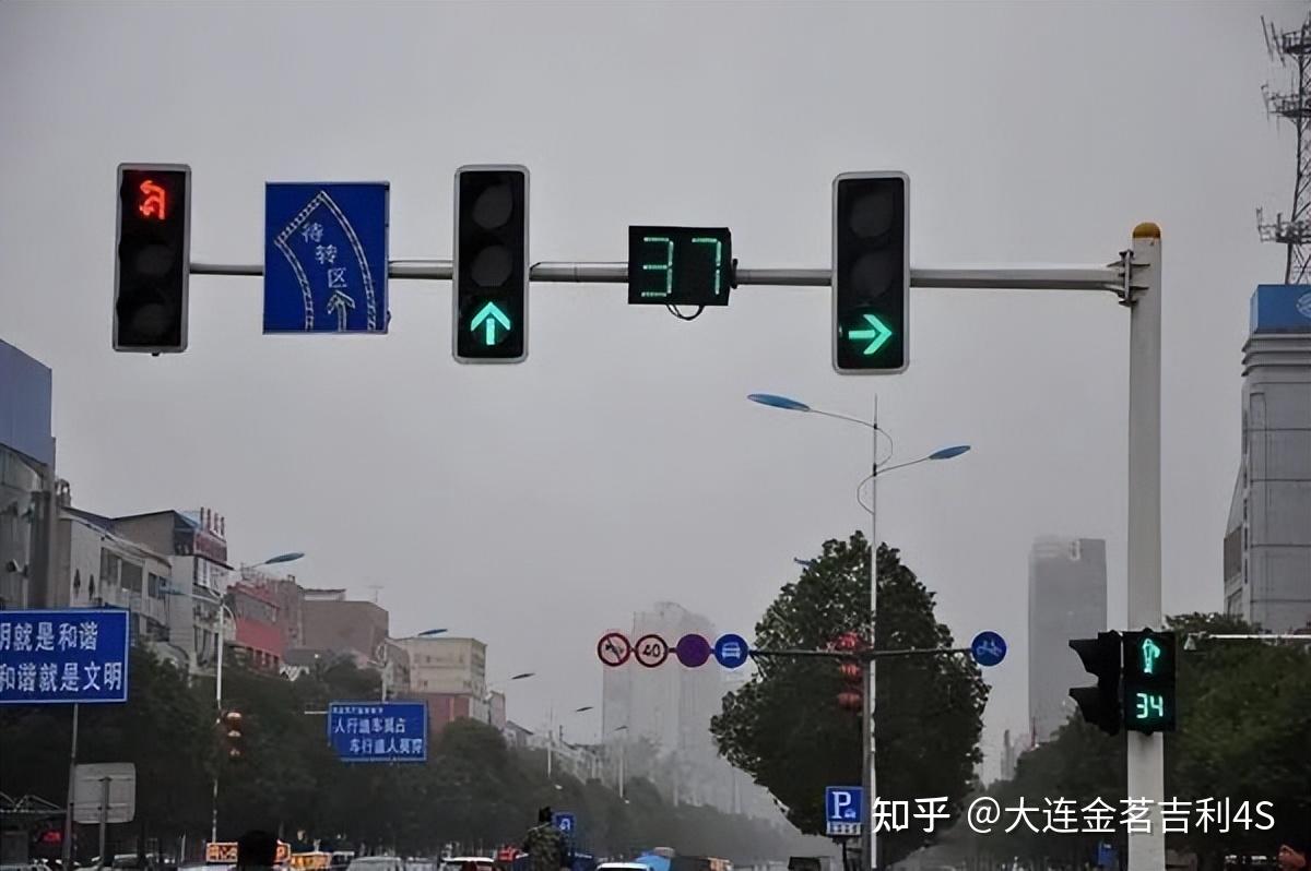 箭头形信号灯其实,一般情况下,红灯状态是可以右转的,因为右转的车辆