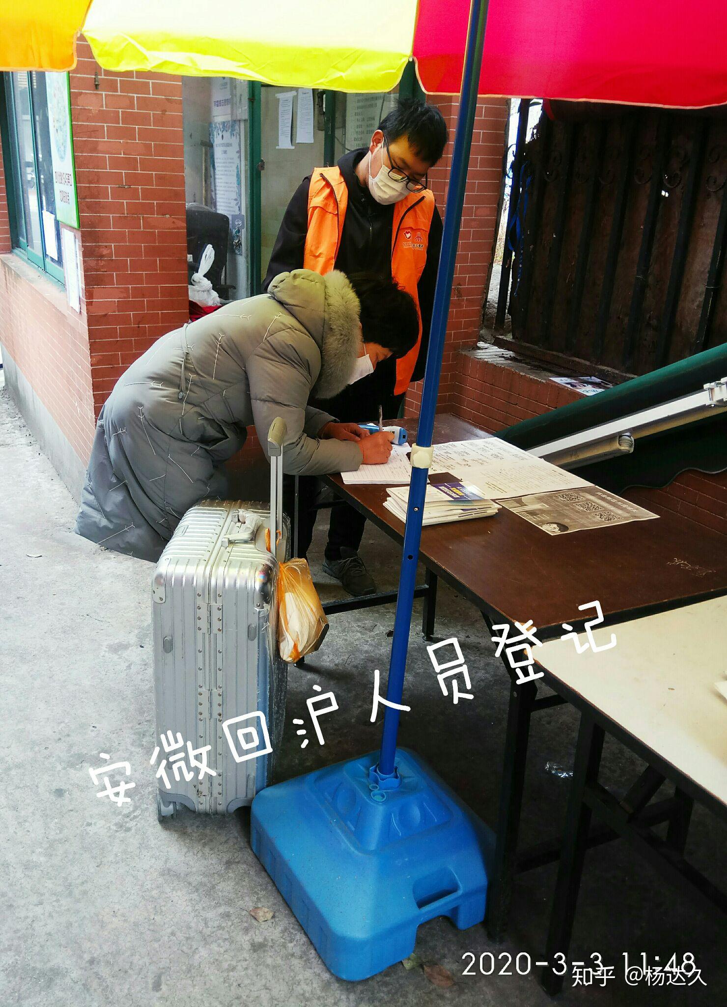 我偷偷地出去看了他状况,也帮他拍了一张做志愿者上岗的照片,回到家我