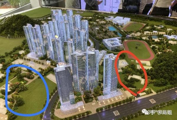 此外,黄埔中央城在售楼栋还有一个非常大的不利因素—— 挨着两个重点