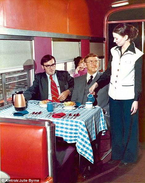 美国铁路黄金年代制服短裙欲与民航较高下