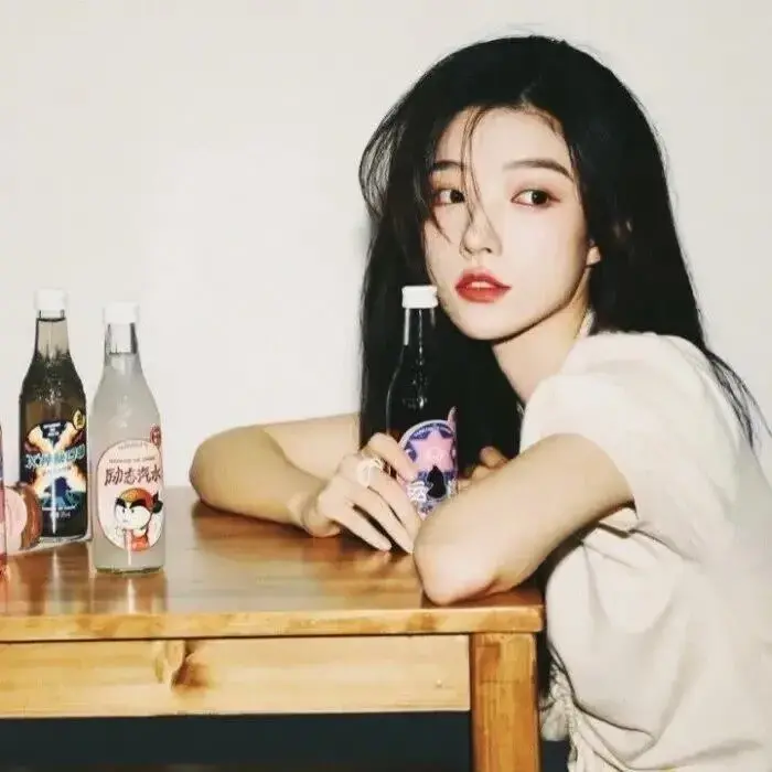 女生头像高级感十足的港风小众头像