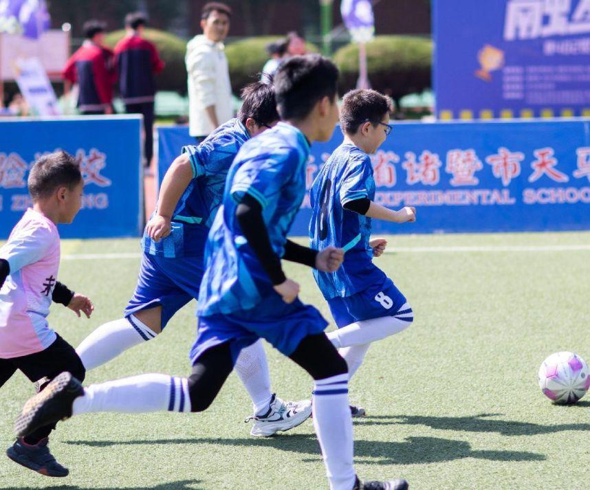 本届融合足球队赛事不仅有知名演员何晟铭,数十位青年艺术家,海亮教育