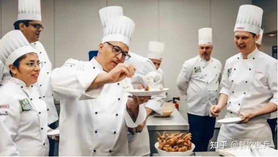 清明假人均消费450元塔斯汀破7000家店和府捞面辟谣周报
