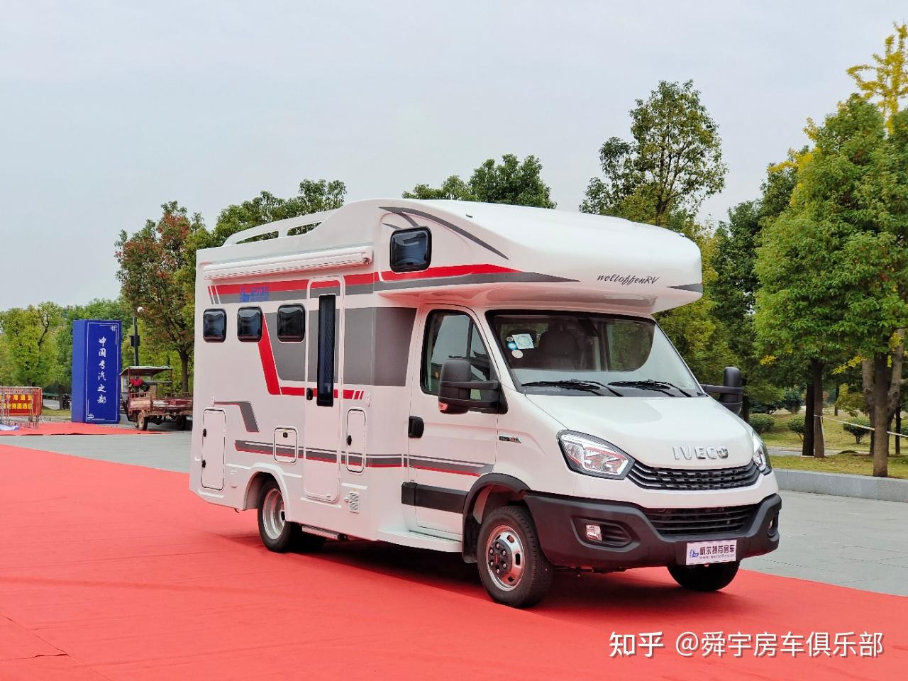 这款舜宇依维柯双拓展c型房车基本可以满足6人的出行需求,这款房车