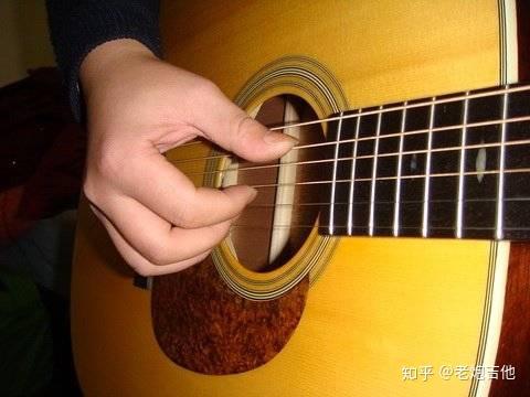 弹吉他的手势图片