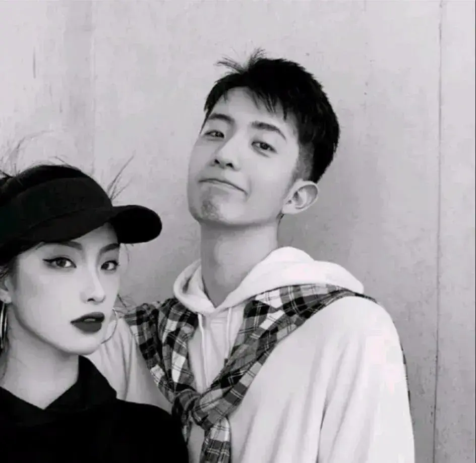 一些超级特别又好看的情侣头像,共190张-最好看的情侣头像动漫一人一半