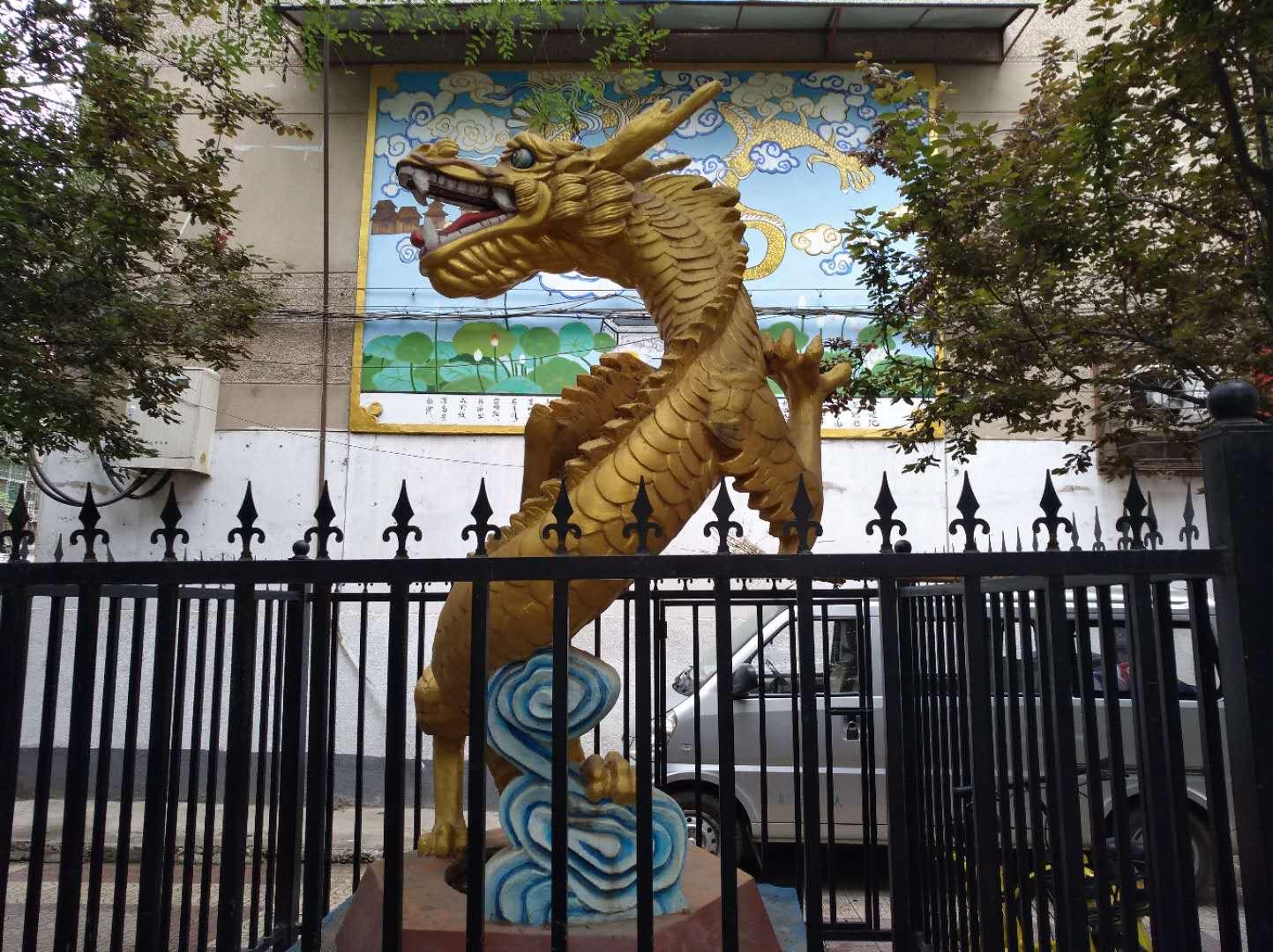 传说,自从皇子们开始住在景龙池一带以后,这池子里面