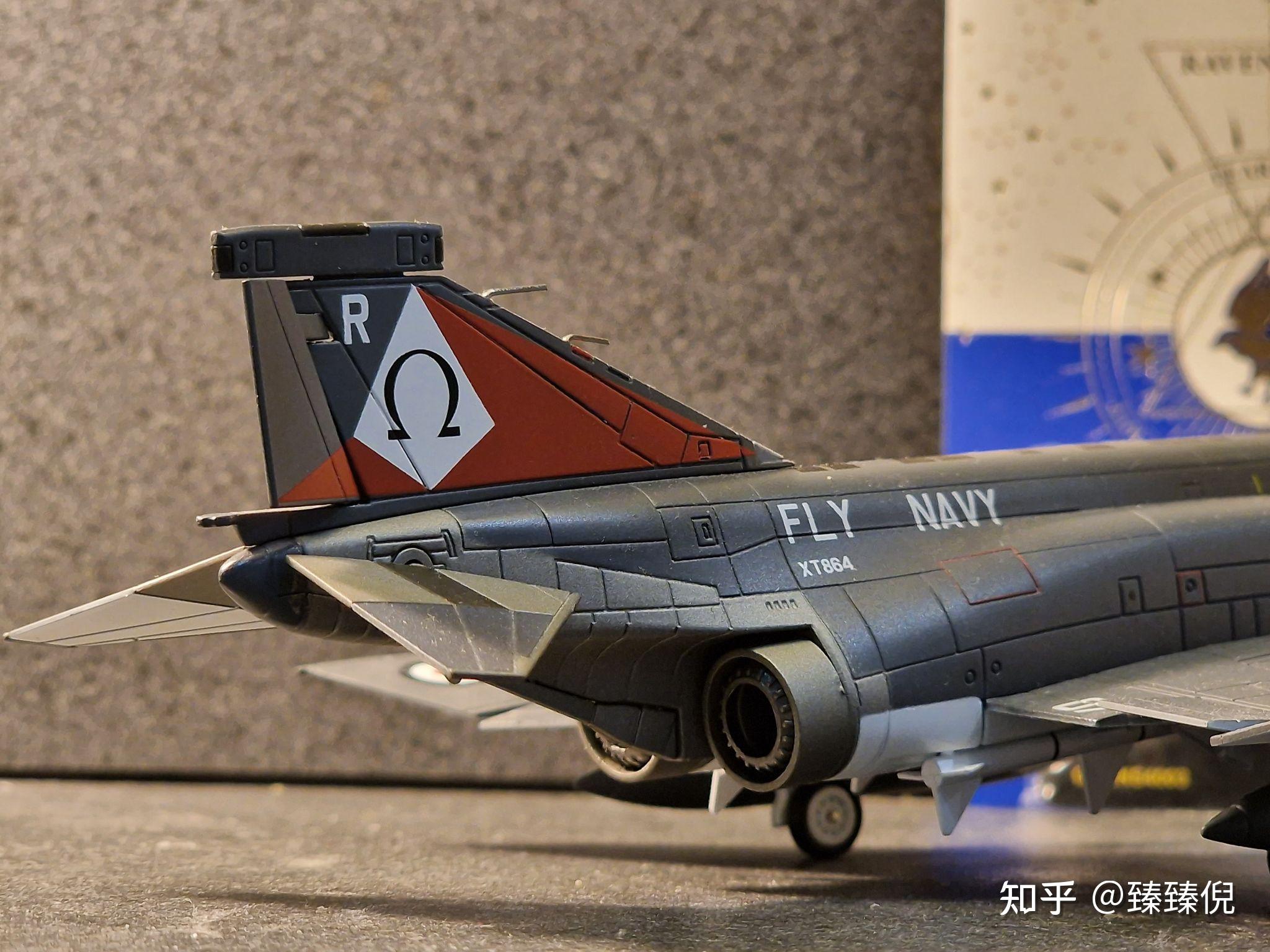红色垂尾加巨大的Ω标志代表着892中队,而方向舵前方的字母r代表其"