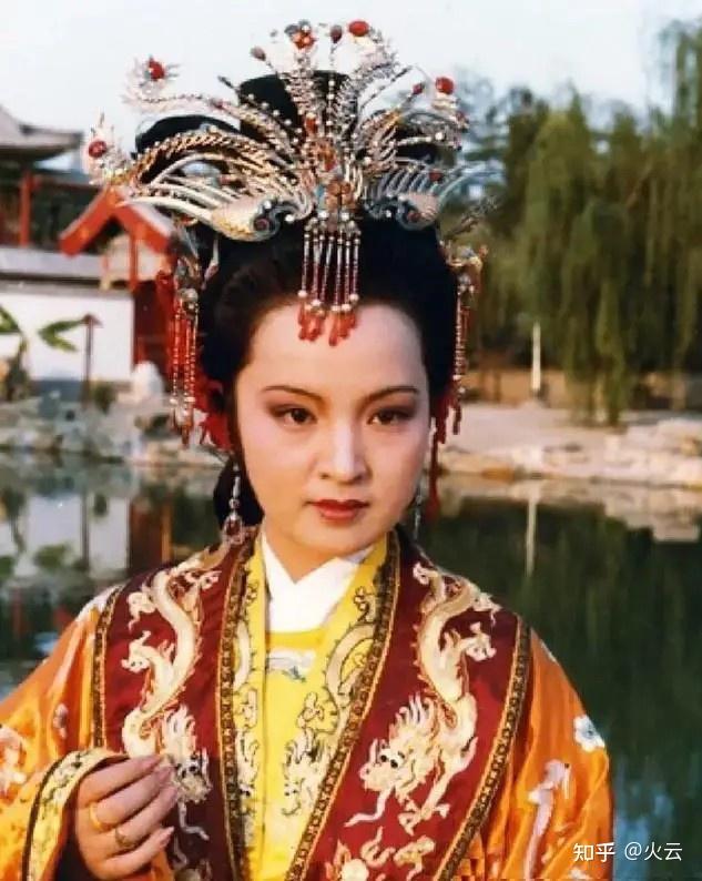 贾元春,荣国府贾政长女,是书中唯一能联系朝廷和贾府的"正钗.