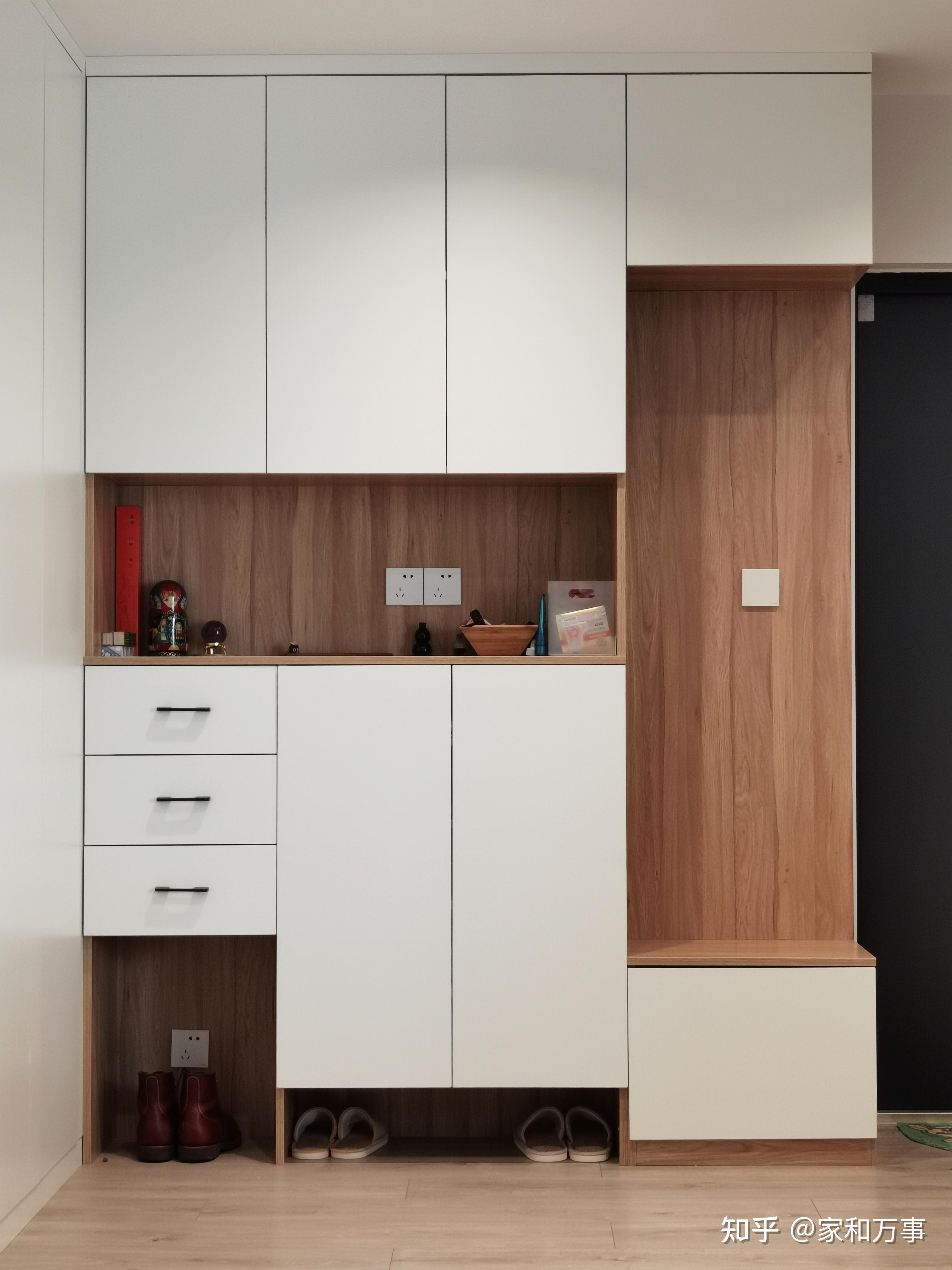 配色清新自然,玄关做了底部镂空的设计,方便摆放家居鞋