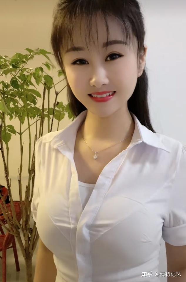 女生喜欢穿低胸装什么想法?露出半个胸? - 知乎