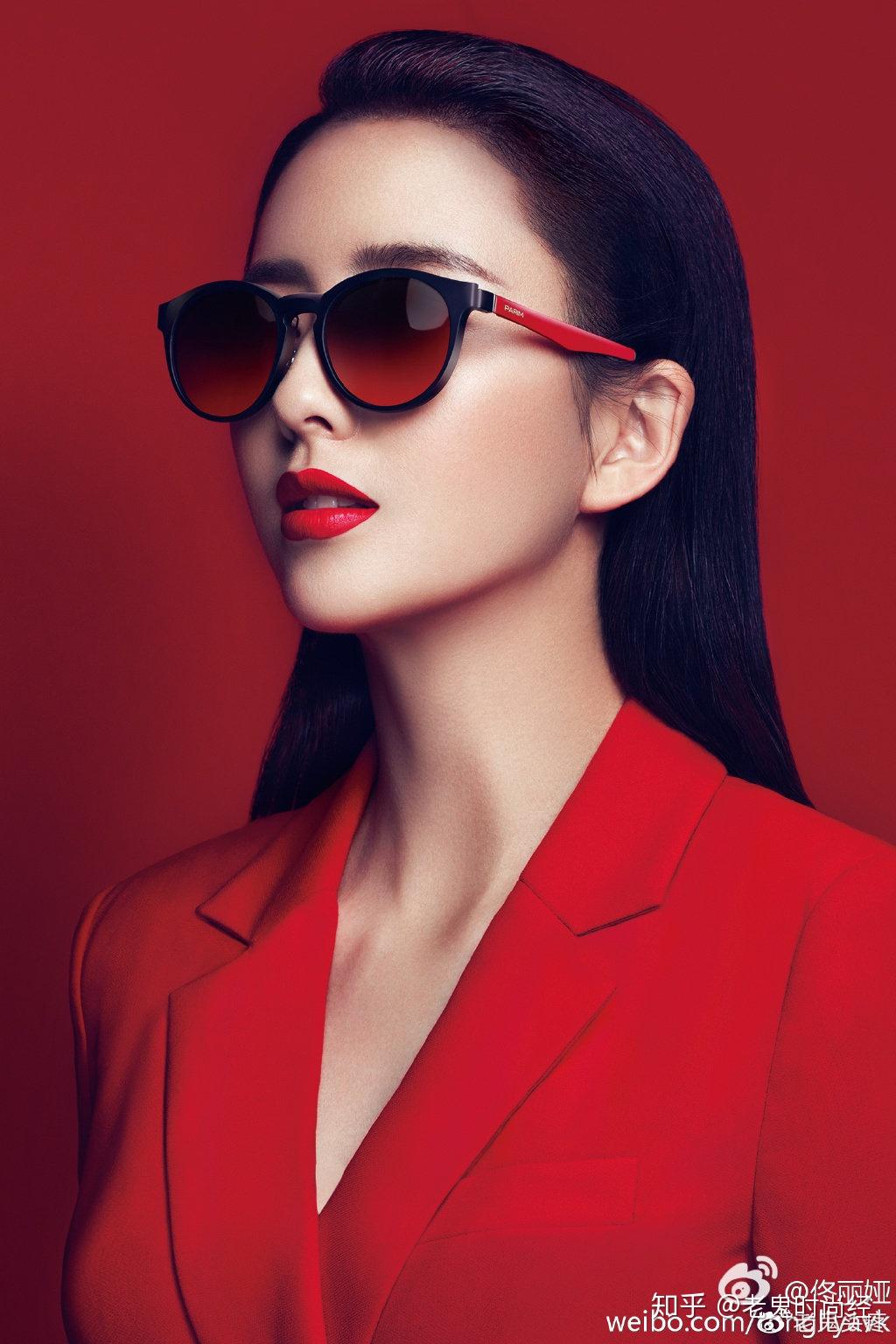 春晚第一红,佟丽娅の时尚穿搭引领风尚