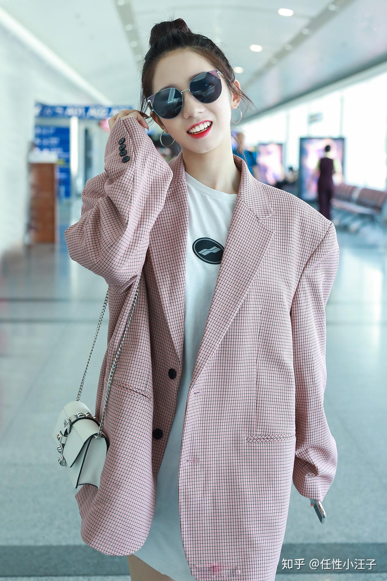 孟美岐的时尚街拍气场全开酷帅感十足