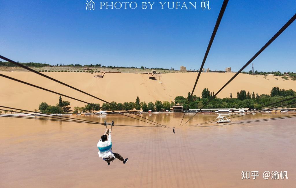 沙坡头景区分为沙漠区和黄河区,沙漠区可以骑骆驼,冲沙,滑沙,而飞黄