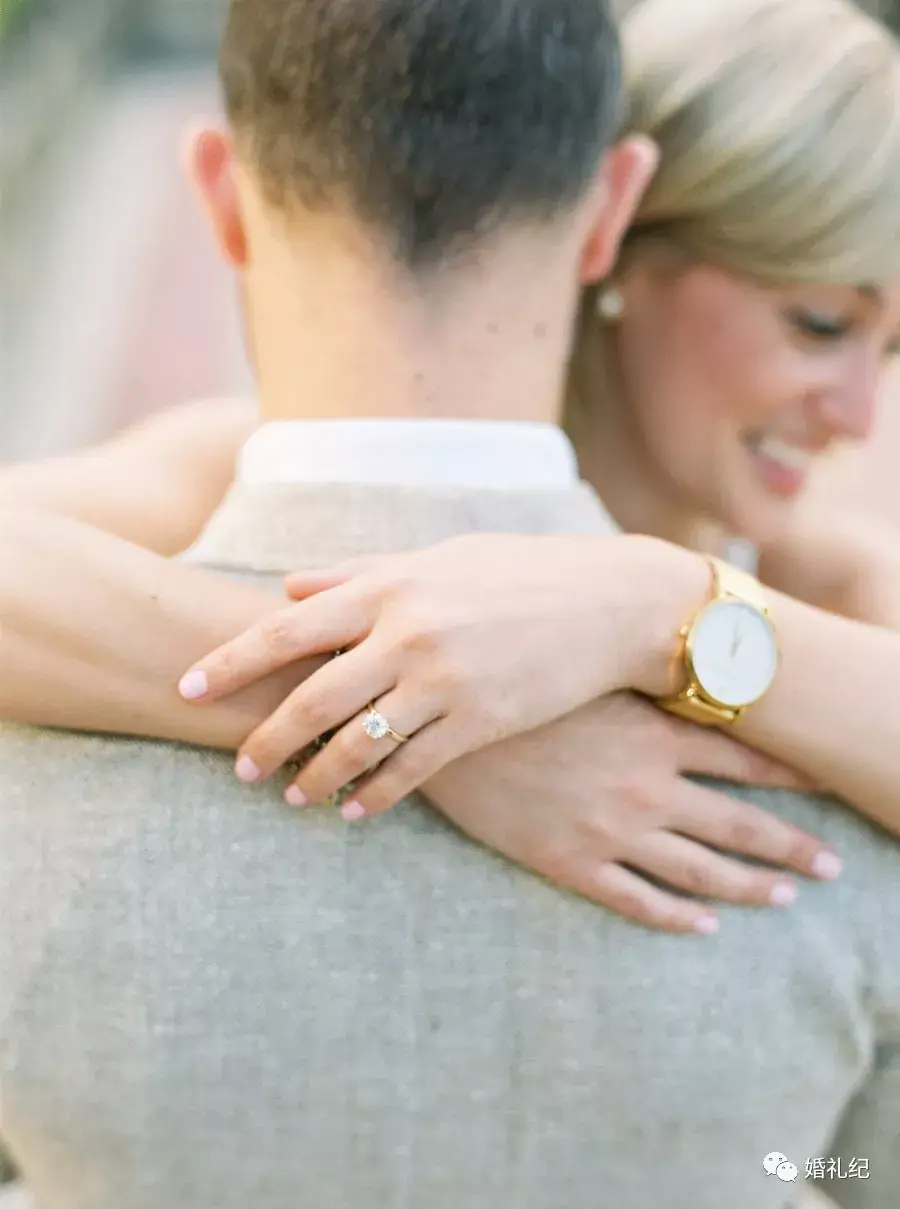 有些女生平时朋友圈还发点动态图片啥的,结婚