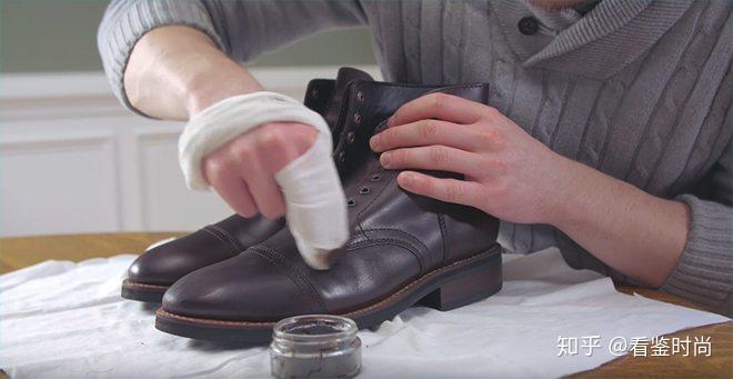 简单的男士皮鞋保养技巧让它一直保持崭新状态和更长的使用寿命