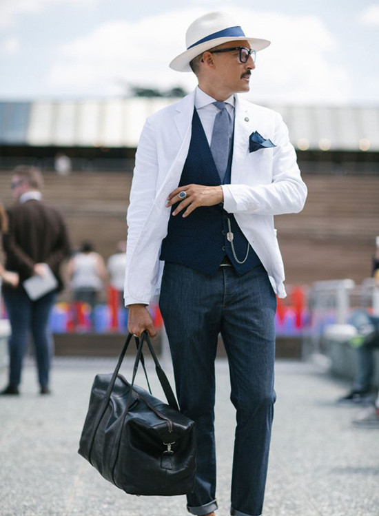 如果西装和西裤不成套,那么马甲的颜色可以与上衣,裤子或配饰其中一种