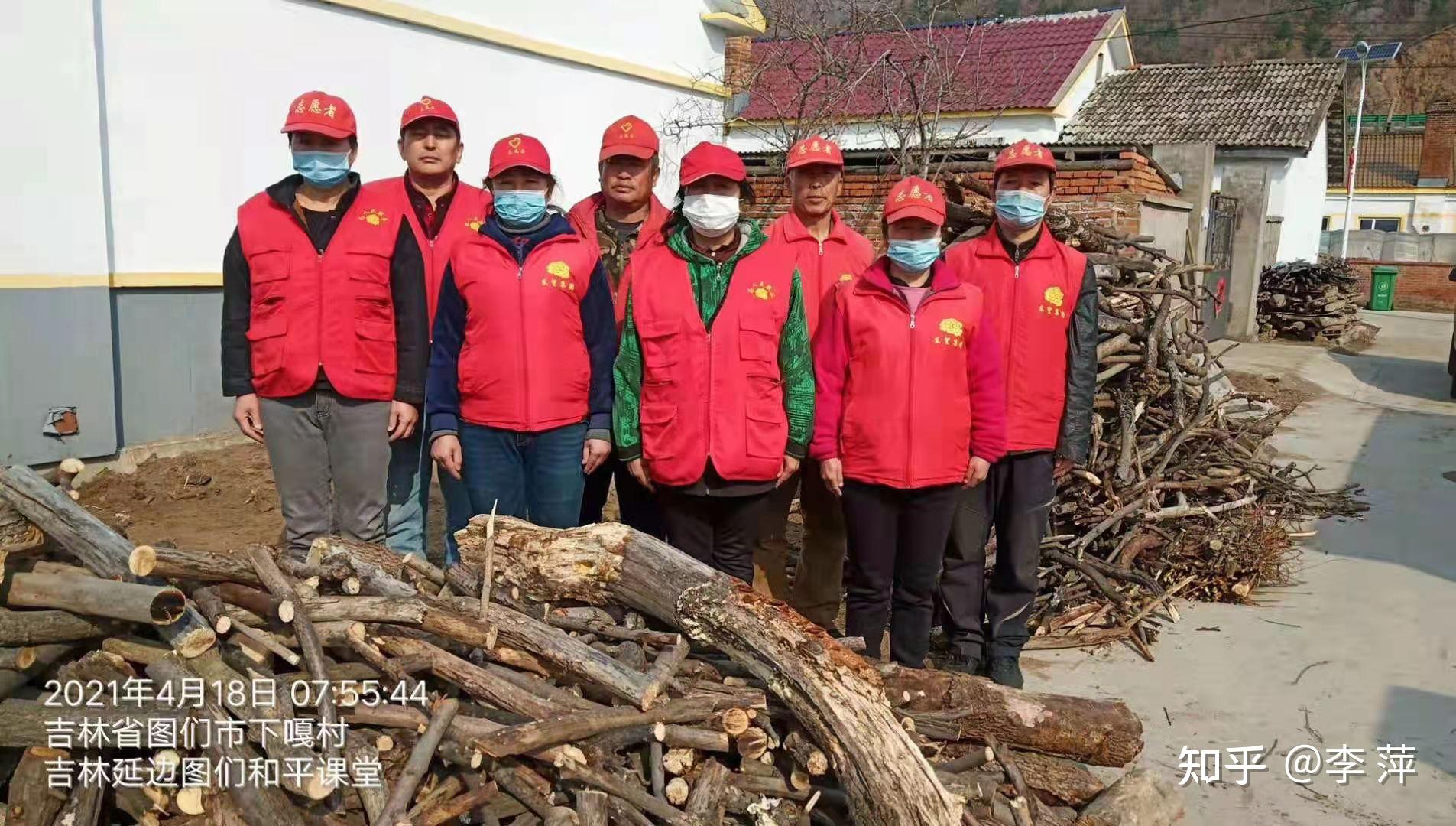 图们和平课堂9人,在承办人秦玉芬老师的带领下,到下嘎村帮助残疾人