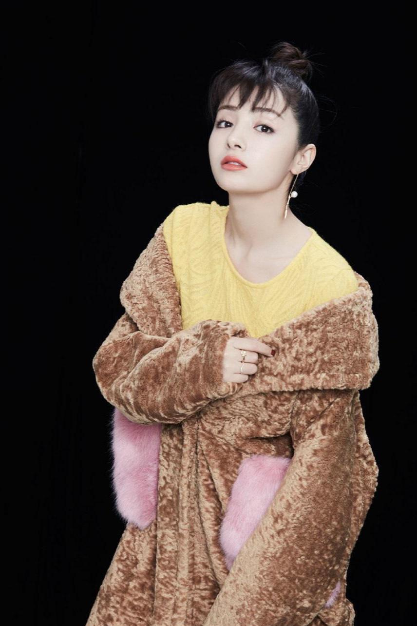 新疆姑娘麦迪娜可爱穿搭不能少冬季搭配如此妙