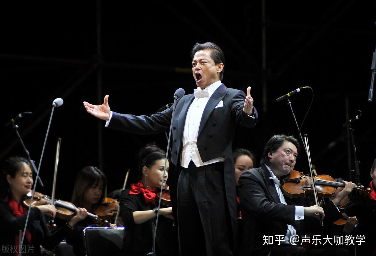 在课堂上就美声唱法的学习内容进行示范发声,让学生跟着发声,这是美声