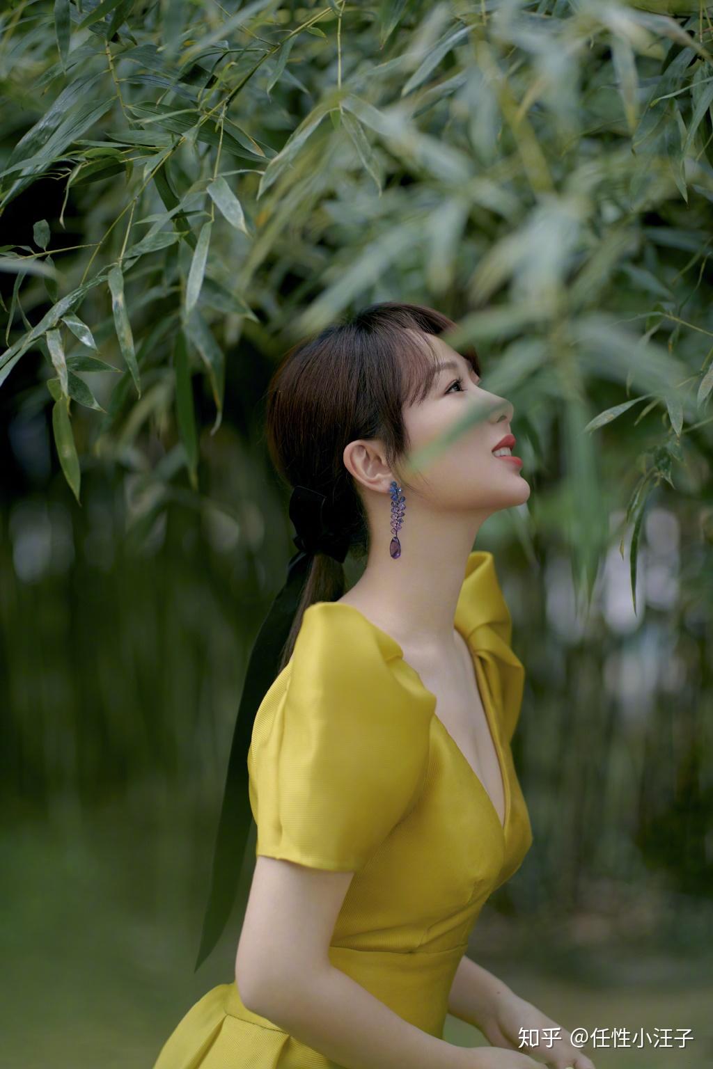 杨紫身着芥黄阔肩袖长裙出席百花奖明艳动人气场十足