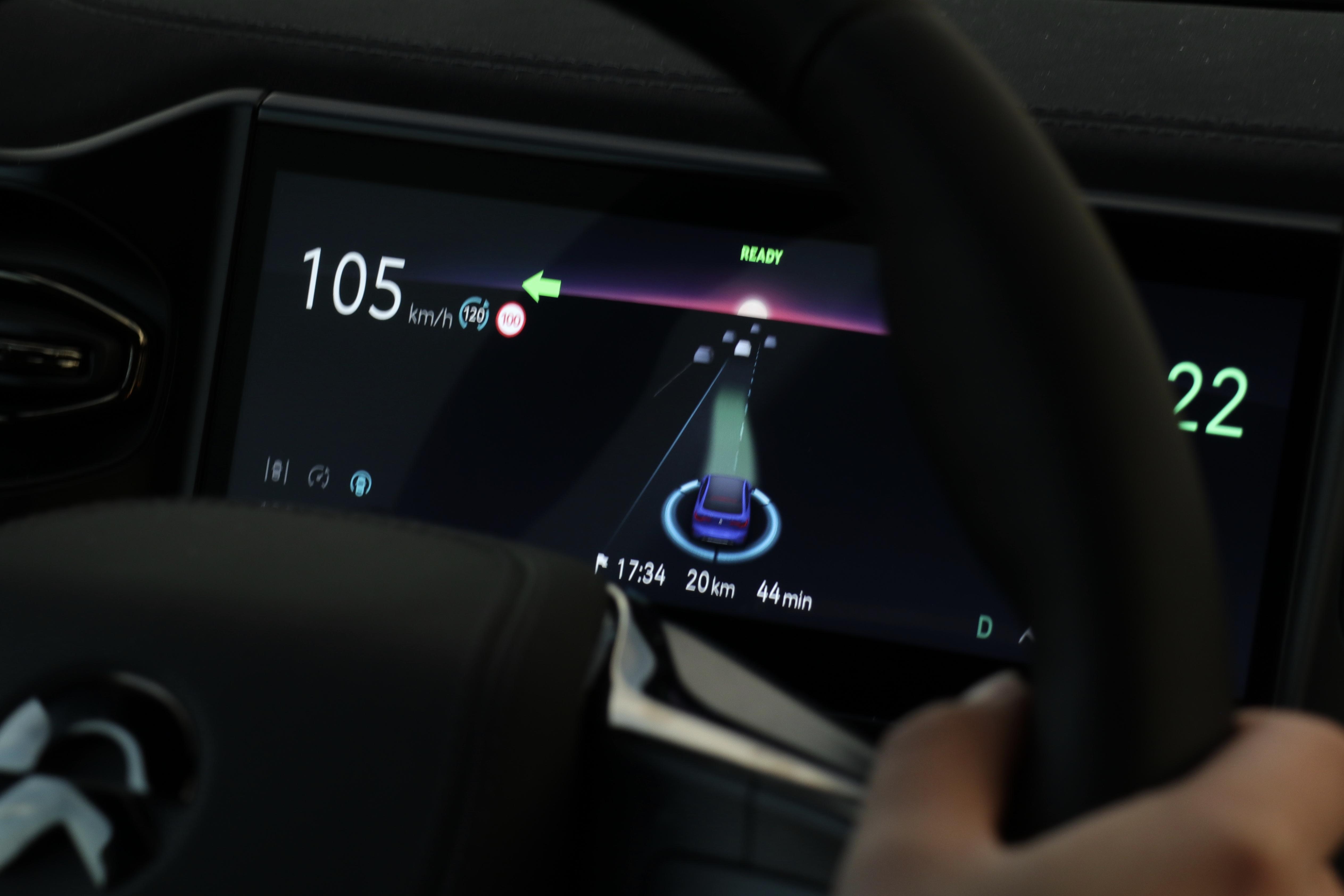 都说为年轻人造车蔚来ec6麻烦让一让