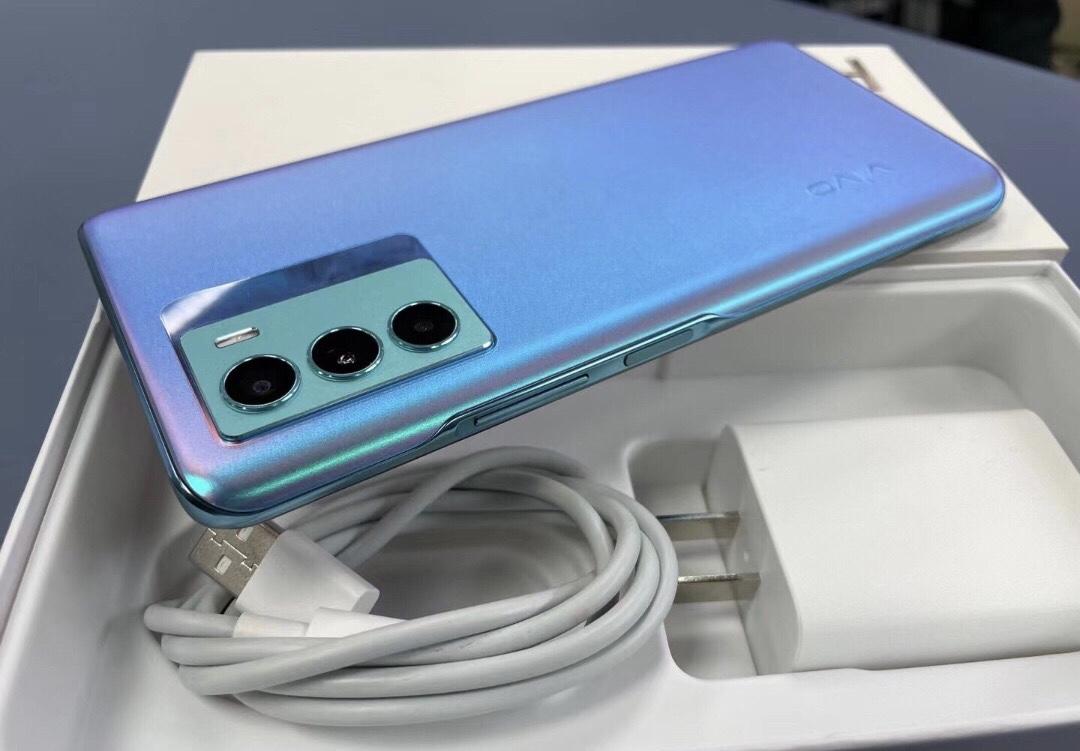 虽然它价格不贵,但是做工丝毫不含糊,oppo k9x 5g 机身外壳采用"流光