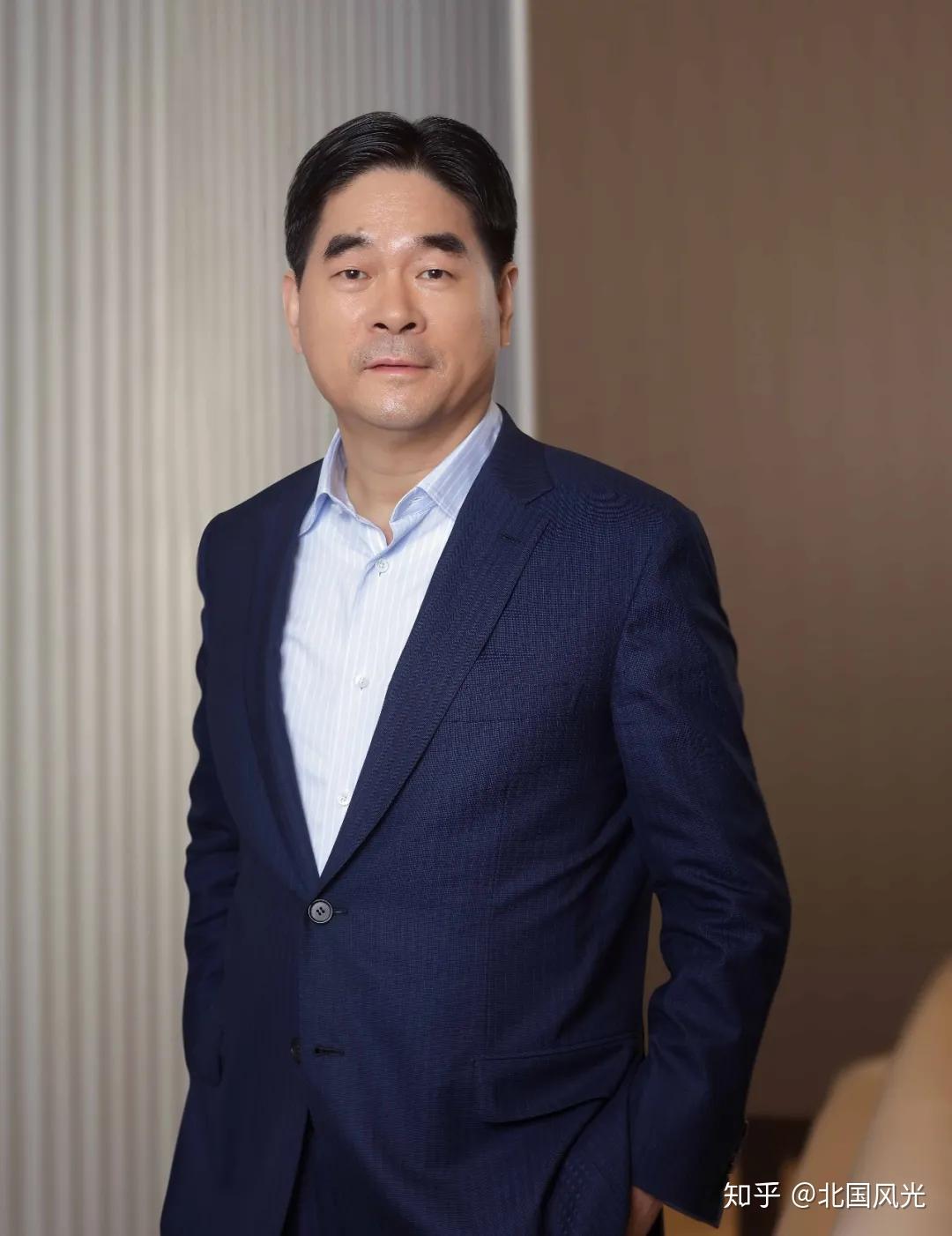 这样一个略显富态的成功男人,一位顶级富豪,做出的事很下贱.