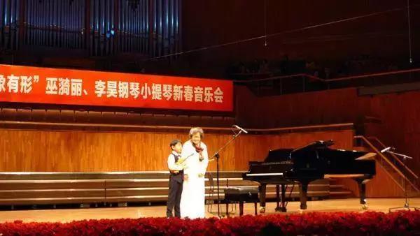 当这位87岁中国老奶奶颤巍巍走上台弹起钢琴的瞬间全世界都安静了