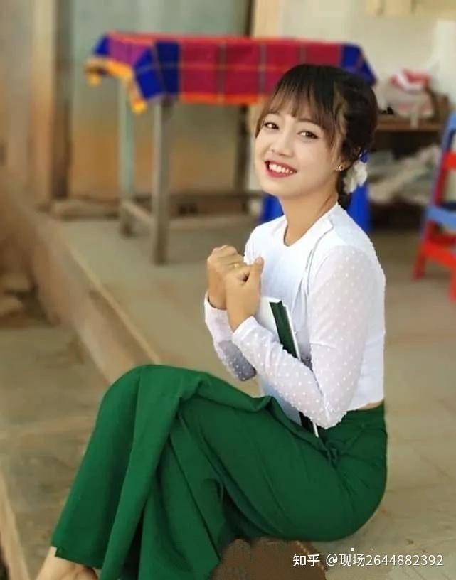 提到缅甸人的衣服,那就不得不说缅甸的传统服饰"筒裙"了,所谓的筒裙就