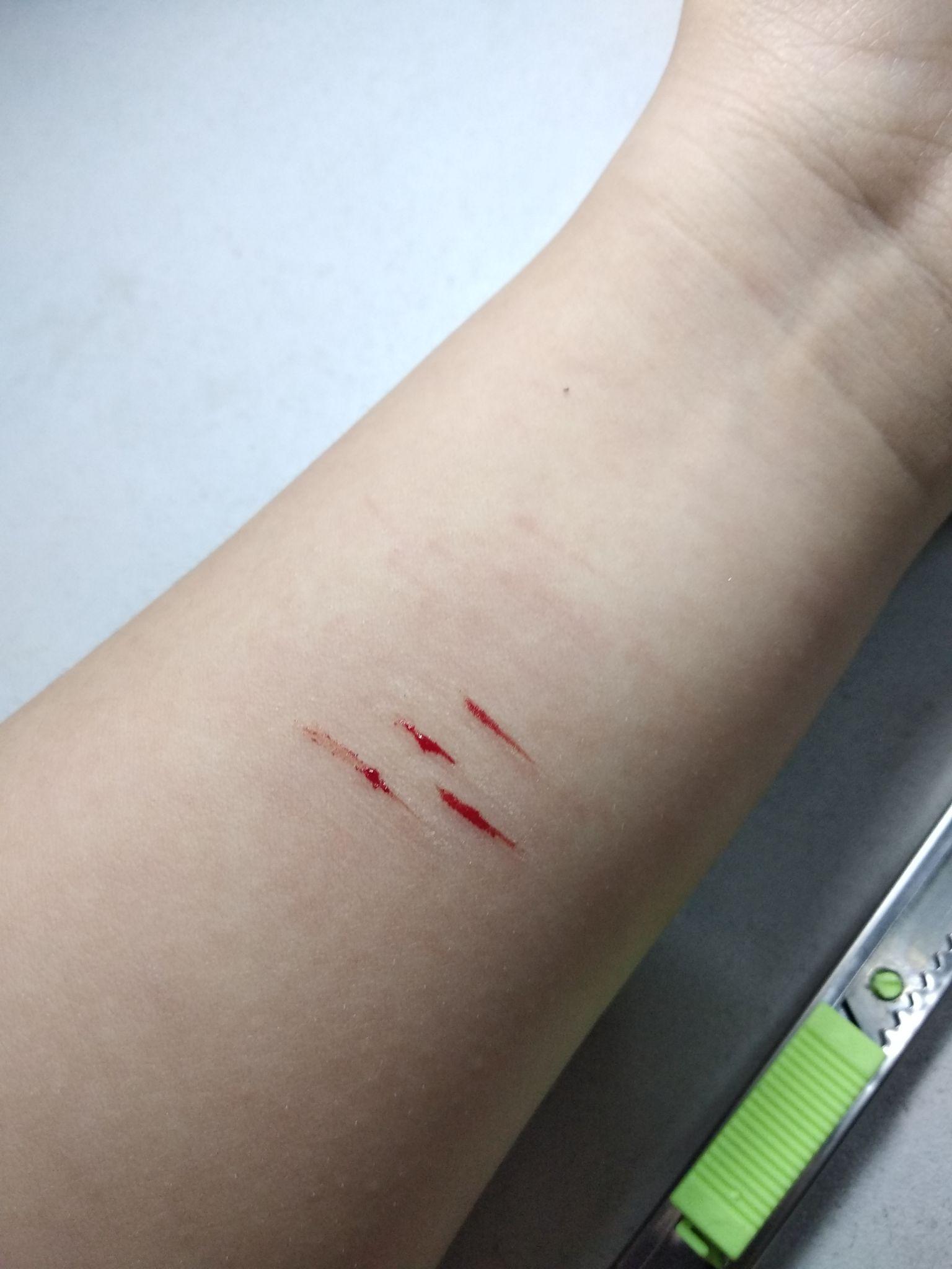 为什么许多女生喜欢拿小刀划手腕