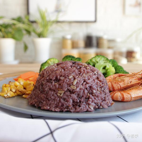 黑米饭b. 糙米饭,煮饭时候我也会加一些大米.细细咀嚼我觉得很香.a.
