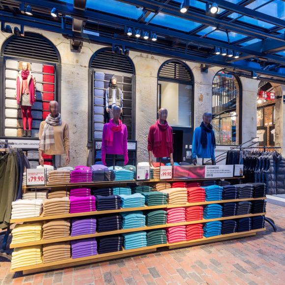 衬衫领口可交错摆放,每叠服装型号及尺寸系列为自上而下,由小到大.