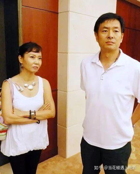 67岁表演艺术家濮存昕妻子曾是部队营级干部如今一家很幸福