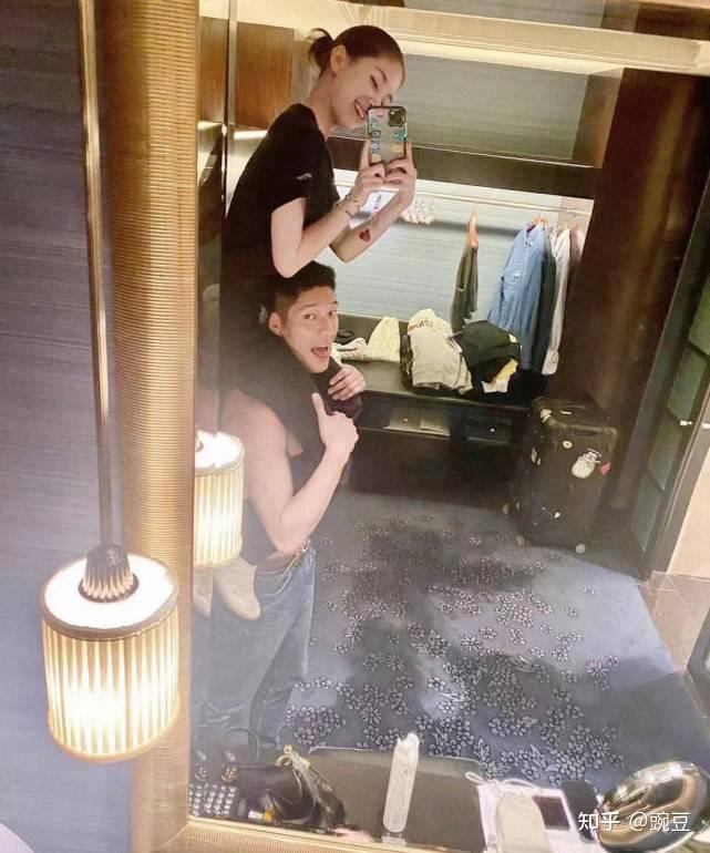 吴永恩去年生日时,王子文更是卡点为男友庆生,还送