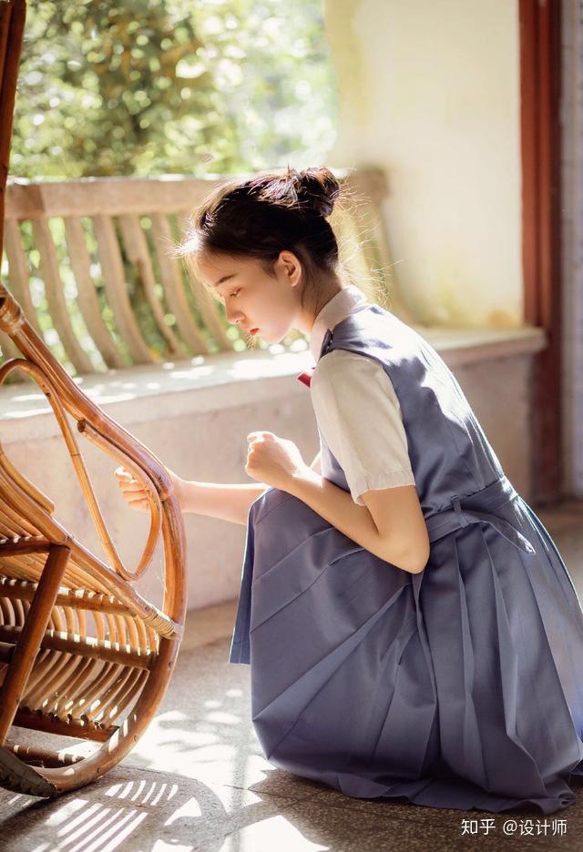 不想看镜头拍摄正面照的拍法有很多,比如低头拍侧身就很不错,日常生活