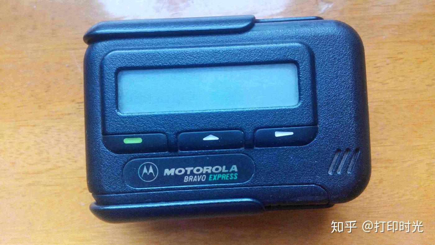 那时候最流行的广告语就是摩托罗拉的「摩托罗拉寻呼机,随时随地传